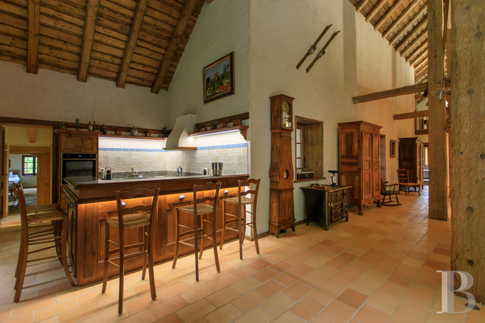 Dans le Haut-Bugey, à mi-chemin entre Lyon et Genève, une ferme abbatiale du 17e siècle transformée en une vaste et confortable demeure.  - photo  n°21